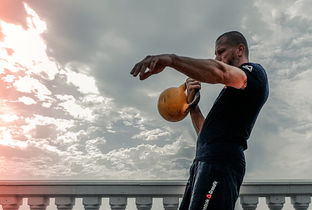 乐鱼体育App下载-詹姆斯训练后与小球迷合影致谢支持，詹姆斯和球迷的合照